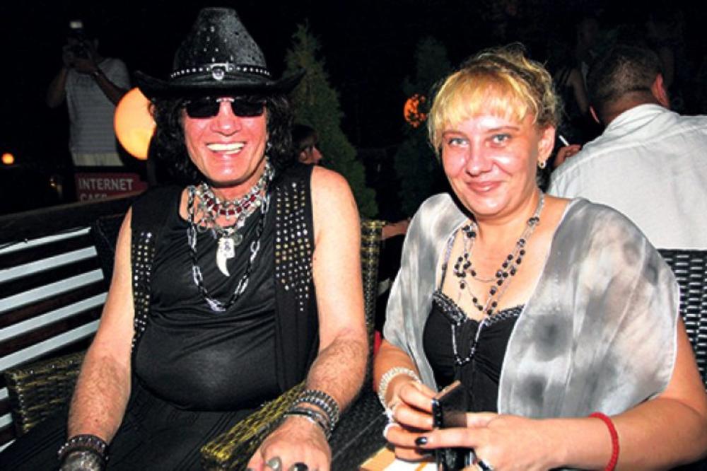 Oglasila se žena Milića Vukašinovića nakon što mu je amputirana noga! Sada je jasno u kakvom je stanju roker