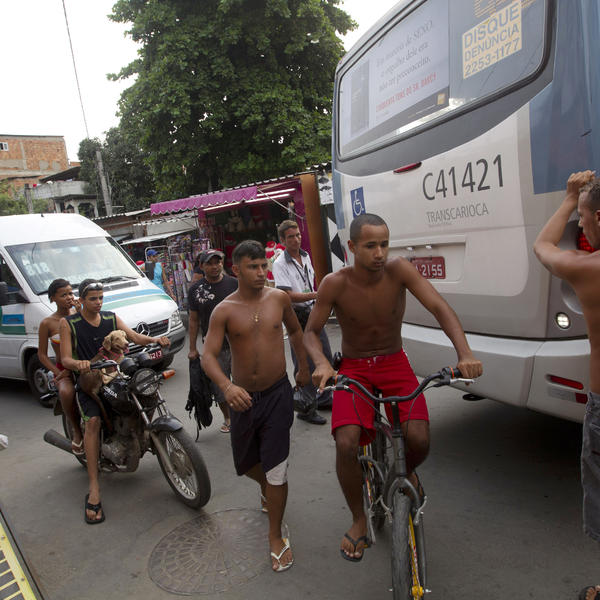 Sramota Olimpijskih igara: Turiste napadaju i otimaju nasred ulice! (VIDEO)