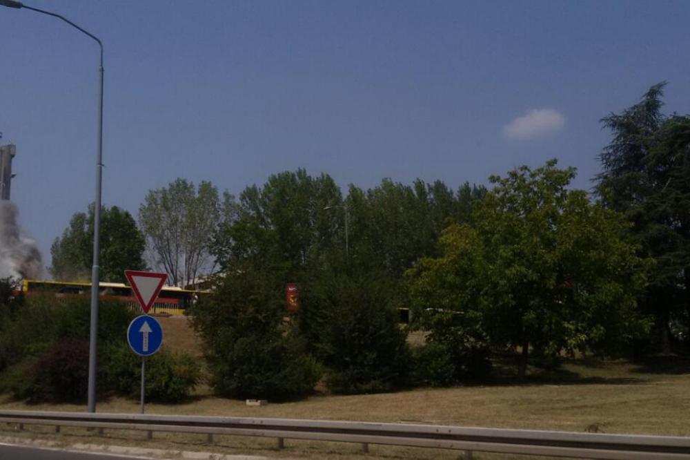 Izgoreo bus na Novom Beogradu, niko ne zna zašto! (FOTO)