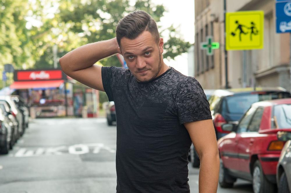 GASTOZ ZA DLAKU IZBEGAO TRAGEDIJU: Izbio požar u zgradi, a on sve snimao! (FOTO)