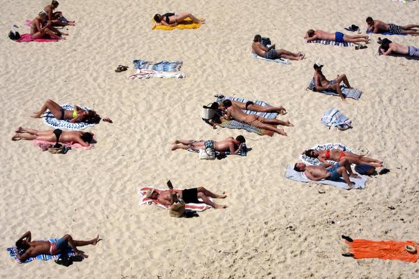 Ne ostavljate peškire i ležaljke na plažama, jer ćete pući 200 evra za kaznu! (FOTO)