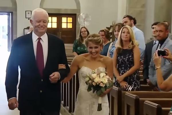 Davno je ostala bez oca, ali je on srcem bio uz nju na venčanju! Bukvalno! (FOTO) (VIDEO)