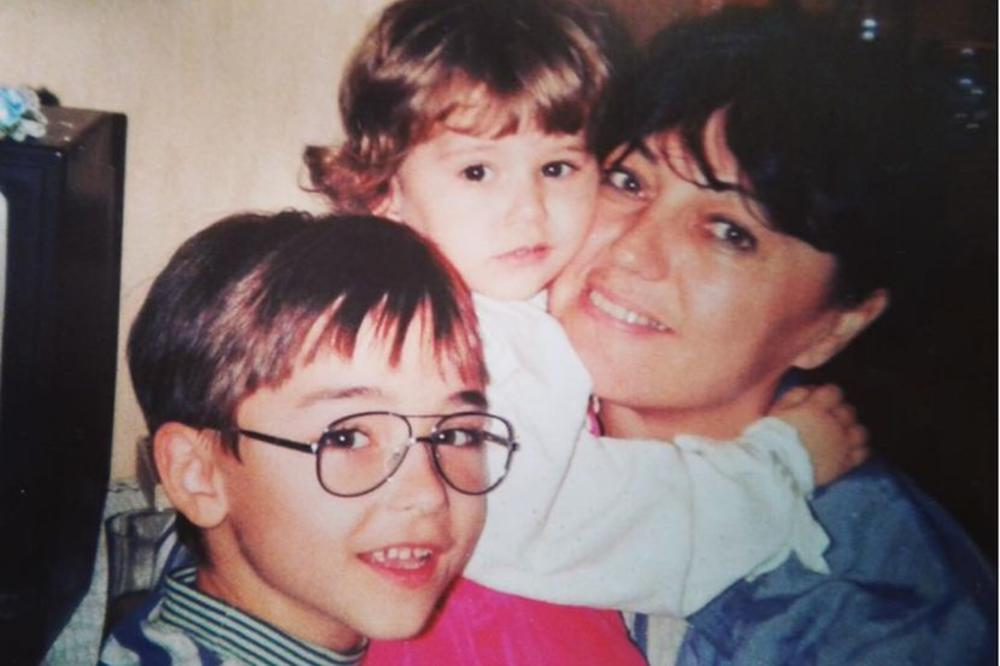 Ko bi rekao da je on smuvao jednu od najlepših cica sa estrade: Ovaj klinac danas važi za velikog zavodnika! (FOTO)