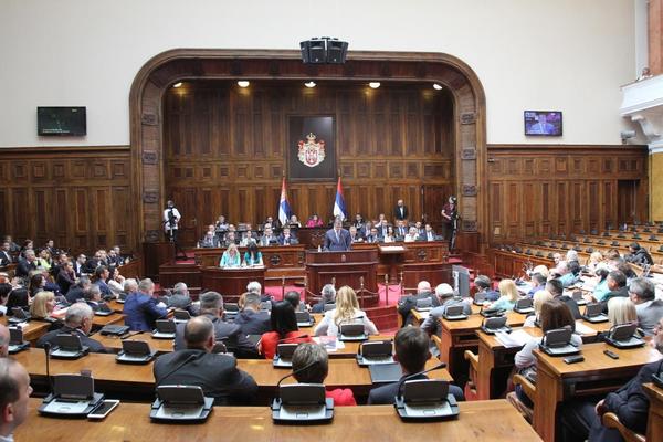 Gotova sednica. Oštre rasprave, uvrede, psovke... Nastavak sutra