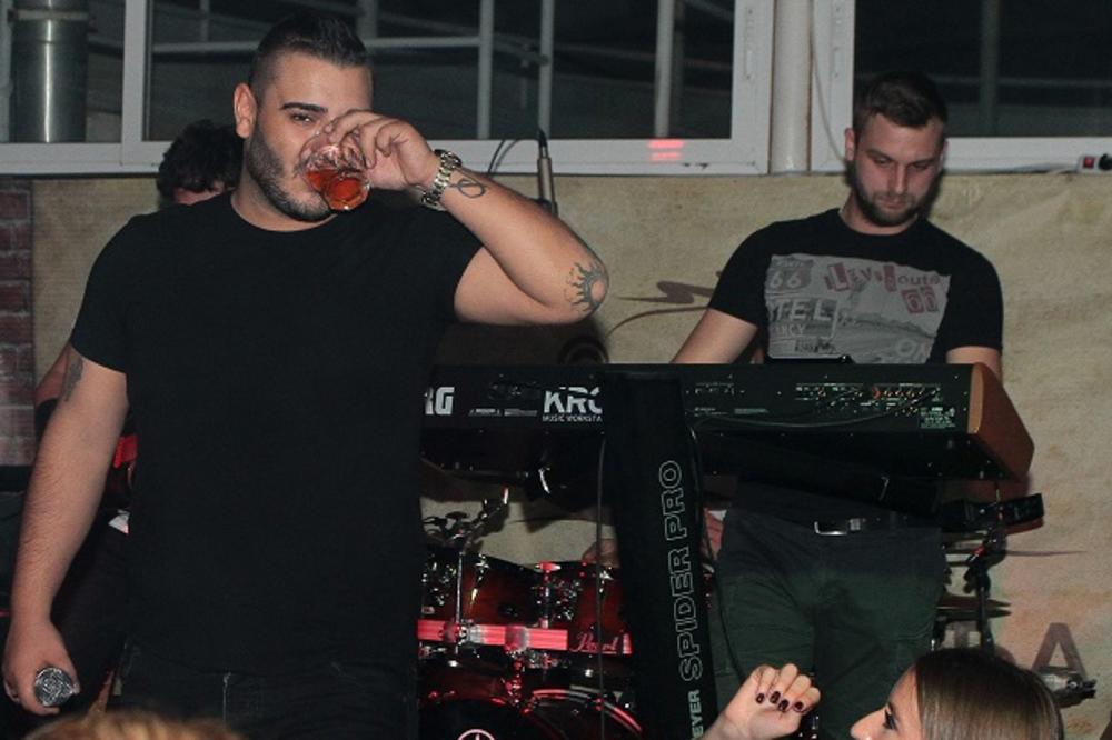 Naj jači si brate! Darko pije li pije, ali pismen svakako nije!