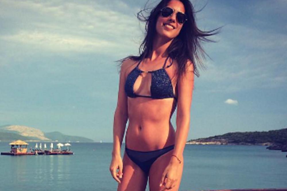 Kad se naša voditeljka skine, sve oči su uprte u nju: Pogledajte njene hot poze na plaži! (FOTO)