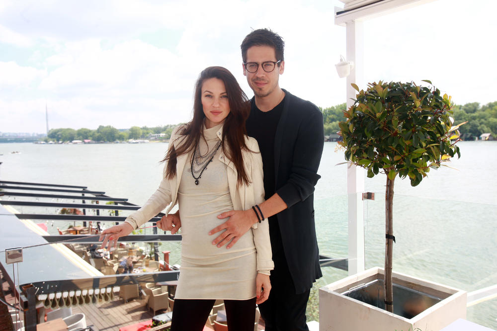 Deda Rokvić o rođenju svoje unuke: Celu noć smo bili sa Nikolom na vezi!