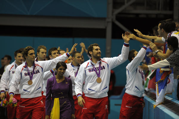 Da li će Soro večeras pevati Bože pravde ili brazilsku himnu?
