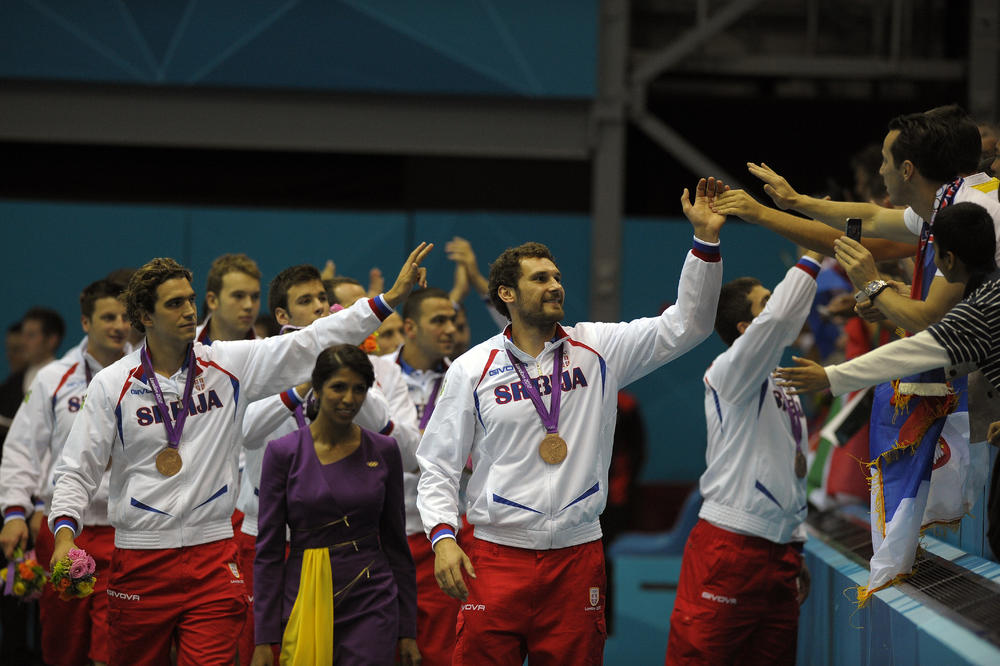 Da li će Soro večeras pevati Bože pravde ili brazilsku himnu?