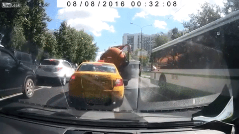 Ulicom još pliva izmet... Cisterna puna fekalija eksplodirala usred Moskve! (VIDEO)