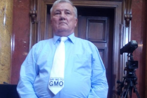 Član Dveri pokidao s kravatom u parlamentu! (FOTO)