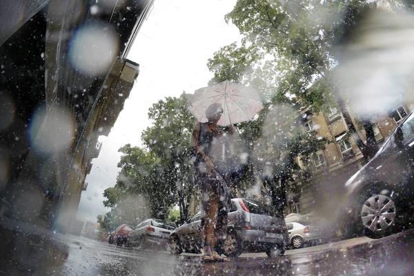 NEVREME SAMO ŠTO NIJE! Srbija pod narandžastim meteoalarmom! PLJUSKOVI U NAREDNA DVA SATA, ova mesta su prva na udaru!