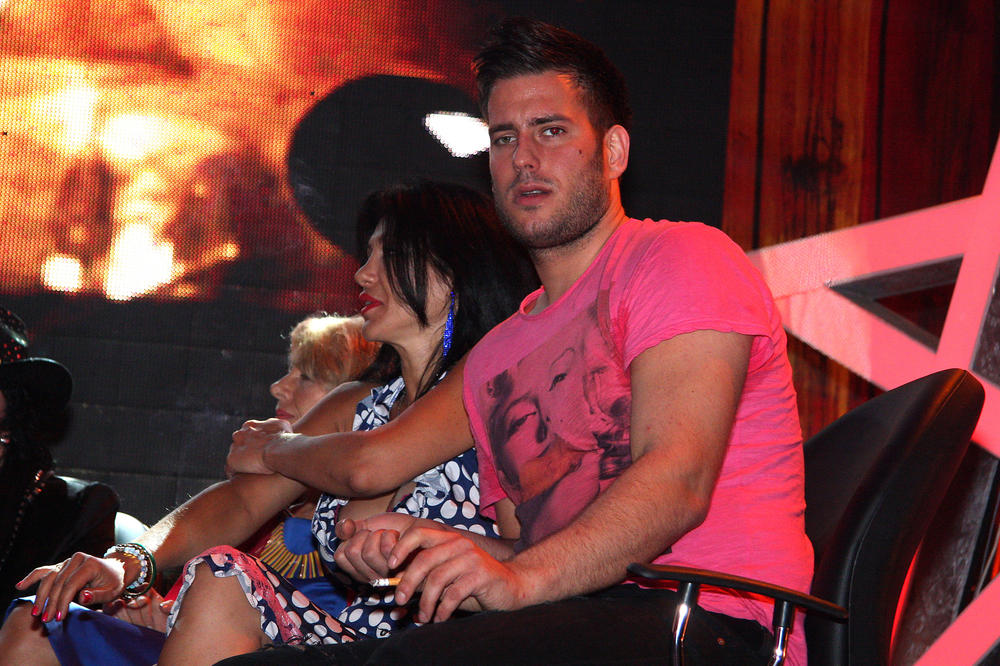 Načisto pukla riba: Pogledajte kako pred kamerama vileni devojka najpoznatijeg rijaliti Srbina! (VIDEO)