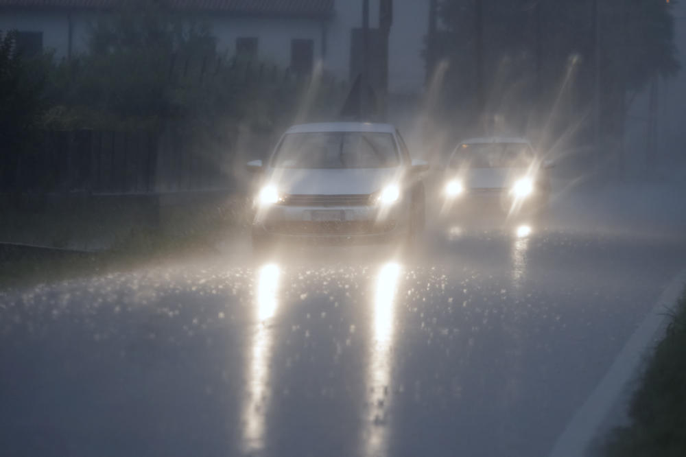 Nove oluje prete Srbiji! Slede pljuskovi sa grmljavinom, a onda će udariti GRAD, ali i jak vetar fenskog efekta