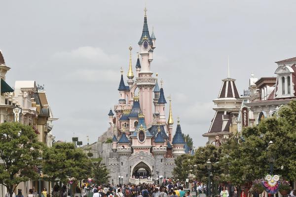 Panika na sve strane: Evakuisan Diznilend u Parizu zbog sumnjivog paketa!? (FOTO)