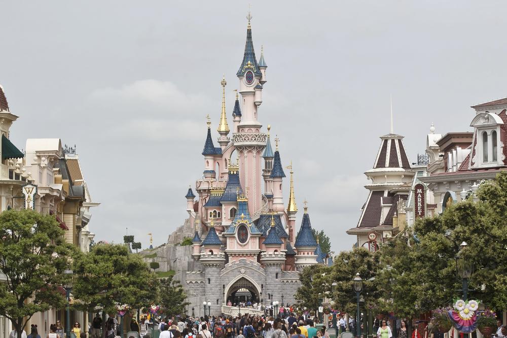 Panika na sve strane: Evakuisan Diznilend u Parizu zbog sumnjivog paketa!? (FOTO)