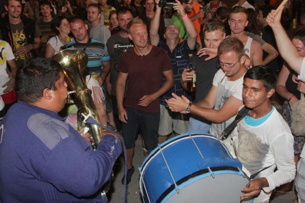 Džabe kiša, kad Bora grmi Gučom! Pevač kida na saboru trubača! (VIDEO)