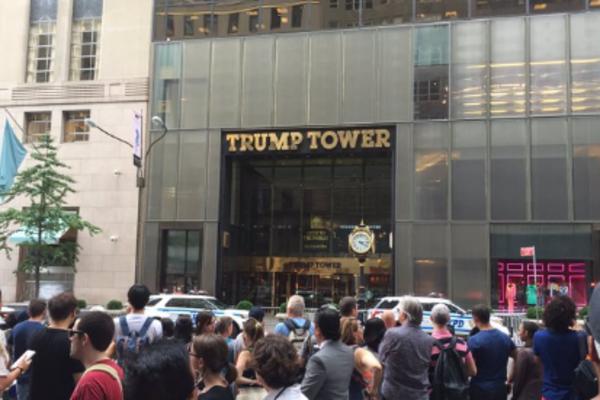 Hoće skoči, neće skoči: Zašto ovaj čovek visi na Trampovoj kuli? (FOTO) (VIDEO - UŽIVO)