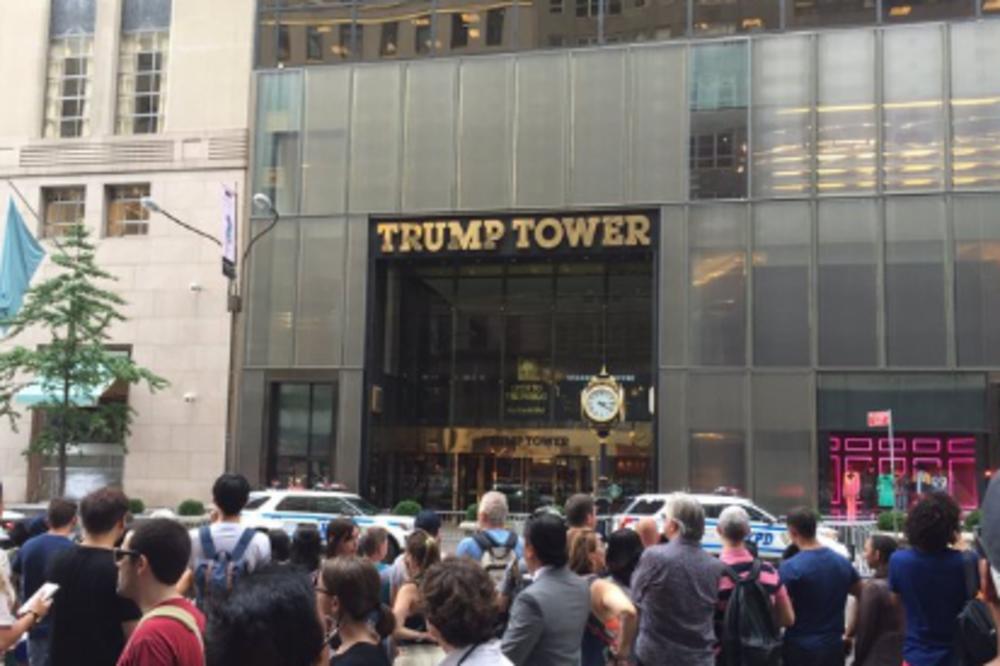 Hoće skoči, neće skoči: Zašto ovaj čovek visi na Trampovoj kuli? (FOTO) (VIDEO - UŽIVO)