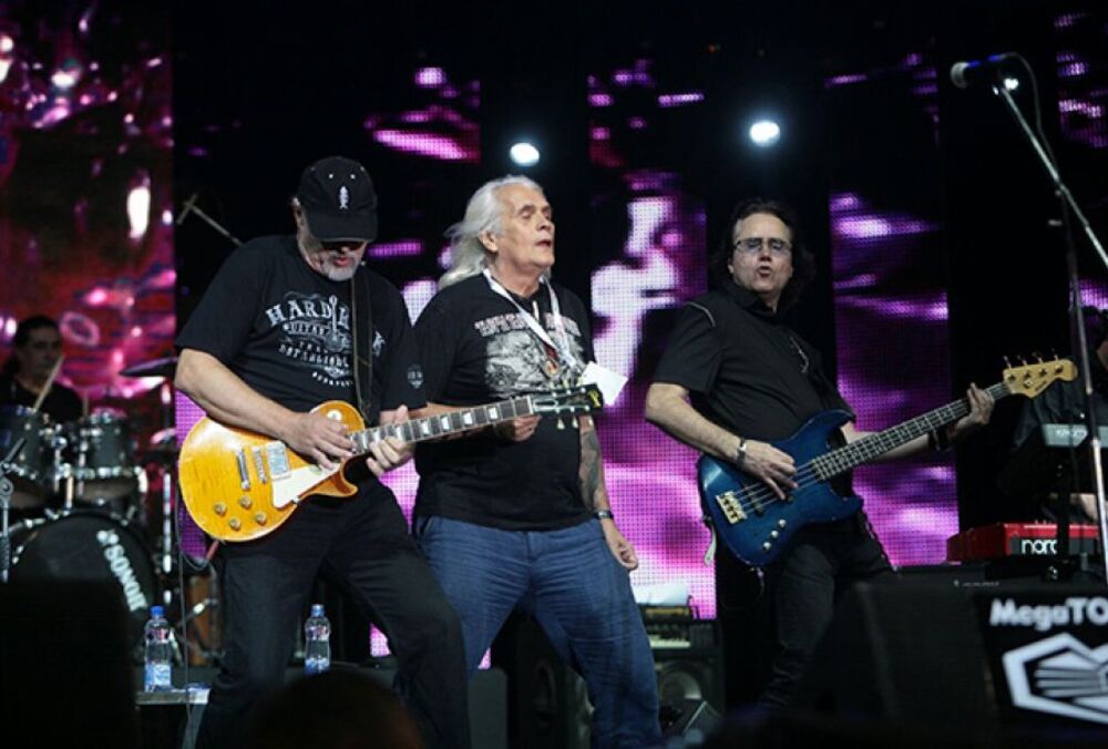 Za Riblju čobru je napisao nekoliko velikih hitova