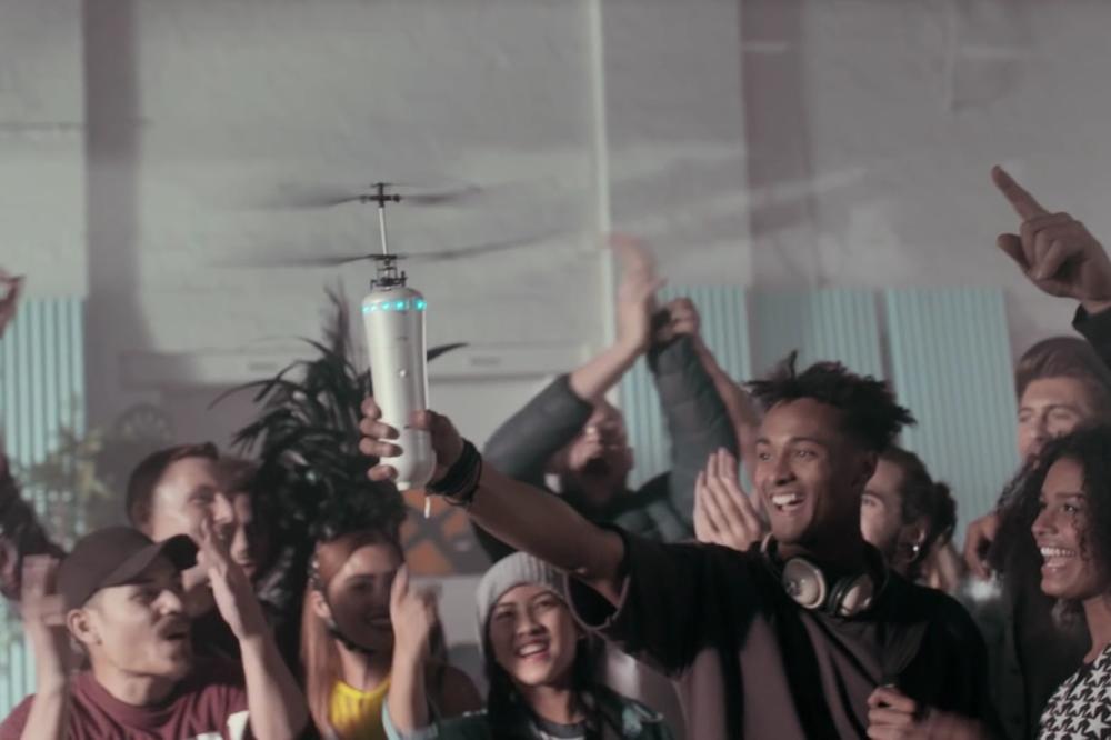 Dosta vam je selfi stika? Sada on može da poleti! (VIDEO)