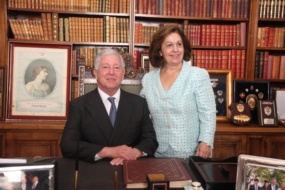 Najbolji đaci Srbije od Karađorđevića dobili torbe za laptop, a unutra - ispala (VIDEO)