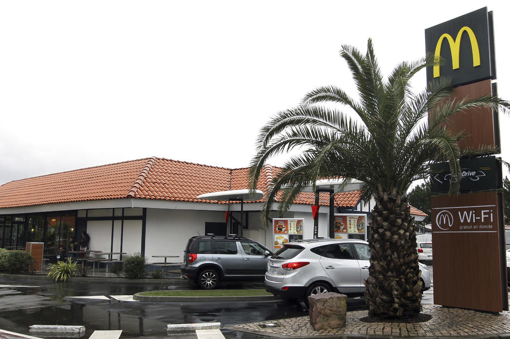 Ono kad si toliko lenj da uzmeš kesu s klopom, pa se razbiješ ko tikva! (VIDEO)