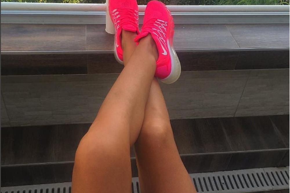 Vučić će odlepiti kad ovo vidi! Noge naše poznate političarke zapalile net, a tek da vidite ostatak! (FOTO)