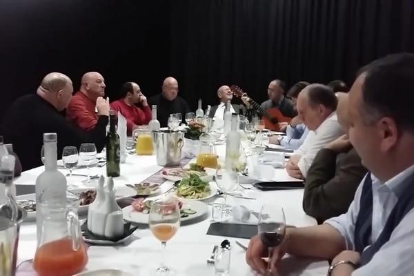 Izgledali su kao pripito društvo za stolom, a onda su zapevali... Naježićete se i vi od miline! (VIDEO)