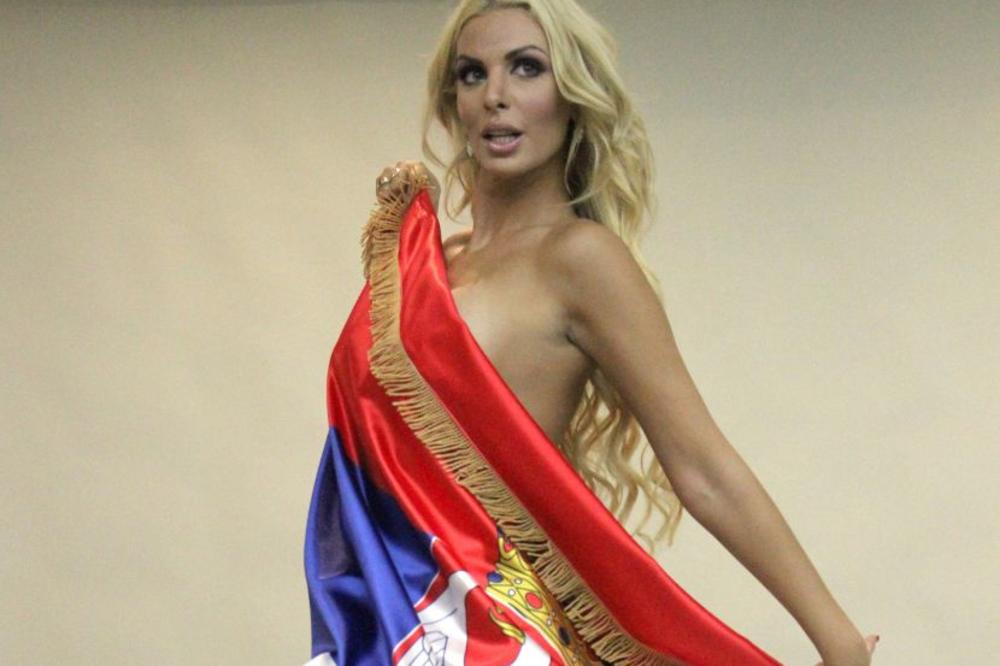 Prvo je ljubila srpski grb, pa se ogrnula srpskom zastavom. Ono najbolje još niste videli! (FOTO)