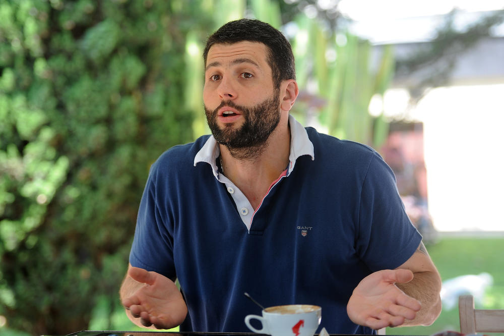 Šapić se pretvorio u Gangulu kada je video kako narod pljuje po sportistima! (FOTO) (VIDEO)