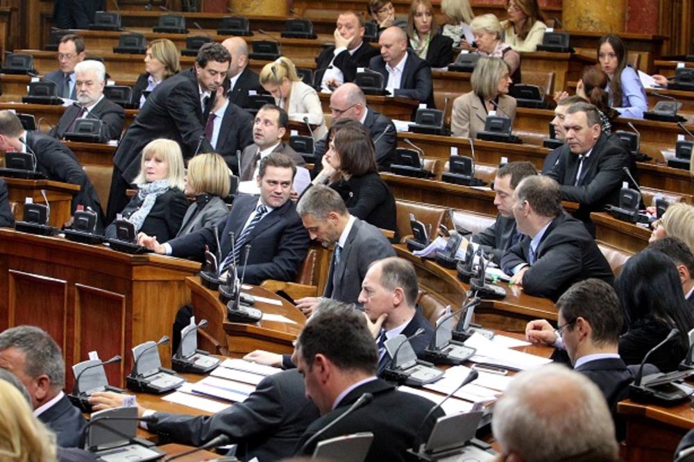 PURNJAJU I UPRKOS ZABRANI! Ovi poslanici su juče pušili u WC-u Skupštine!