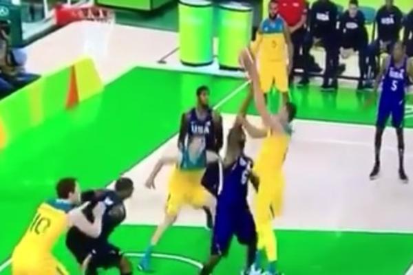 Centar Australije razvaljivao Amere i poentirao kao od šale sa dresom u zubima! (VIDEO)