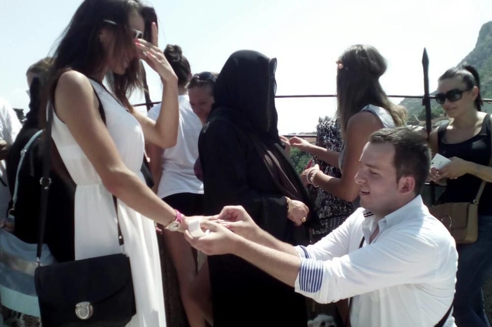 Romantika nije umrla! Bosanac zaprostio devojku na neverovatan način i oduševio ceo svet! (FOTO)