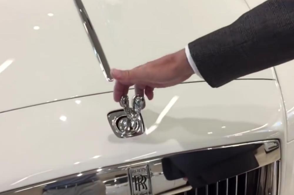 Šta se dešava ako pokušate da ukradete znak sa Rols Rojsa? (VIDEO)