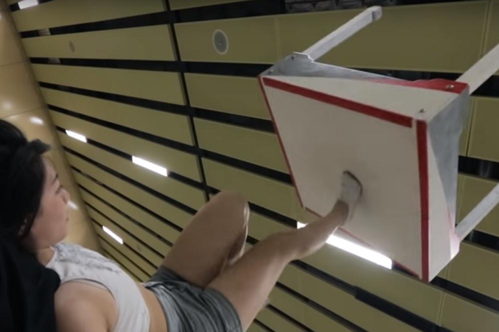 Ona radi stopalima ono što mnogi ne mogu ni rukama! (VIDEO)