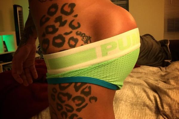 Nikada nećete pogoditi čija je ovo zadnjica! Spremite se, sledi šok! (FOTO)