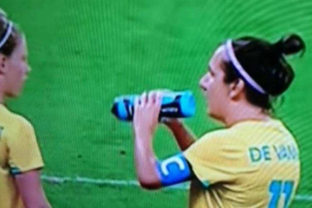 Obrni, okreni, umalo je palo prskanje simpatične reprezentativke Australije! (VIDEO)