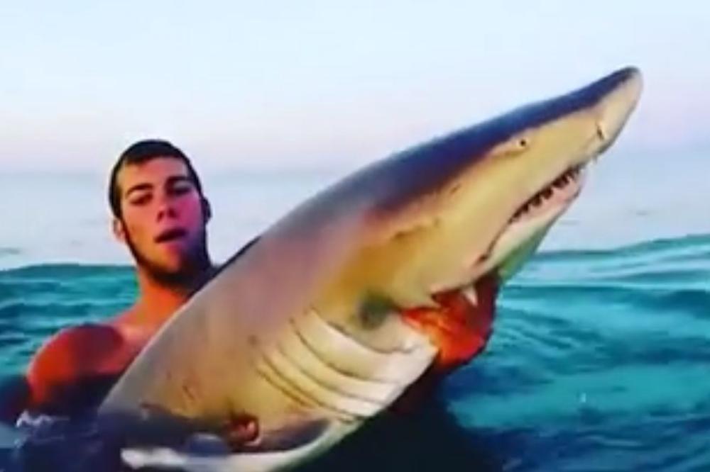 Da li je ovo najhrabriji i najluđi Rus ikada? Igra se sa ajkulom kao sa mačetom! (VIDEO)