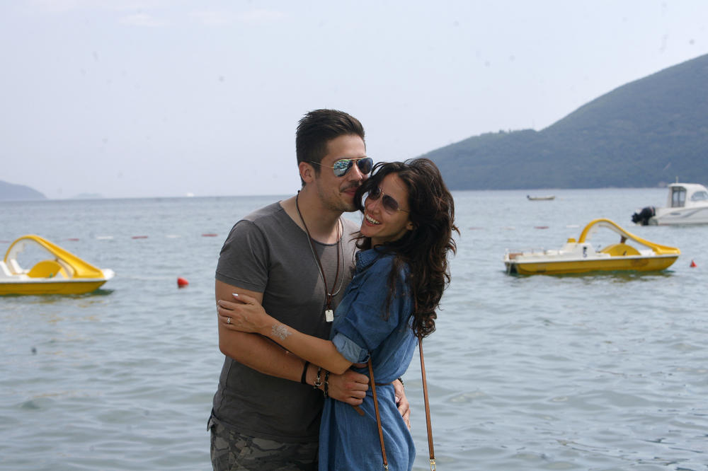 Nikola, Bojana i Leona napokon stigli u BG! Ovako je izgledala prva šetnja bebice pored Save! (FOTO)