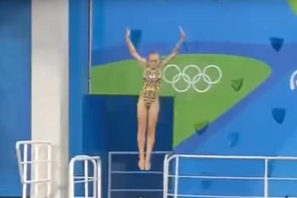 Blam nad blamovima: Probala je da zadivi sve prisutne skokom u vodu, a skočila je - dasku! (VIDEO)