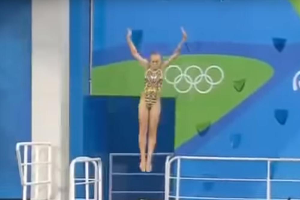 Blam nad blamovima: Probala je da zadivi sve prisutne skokom u vodu, a skočila je - dasku! (VIDEO)