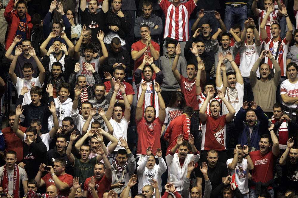 Sve pršti u Pioniru: Delije besne na sudije, gađali ih predmetima koji će vas nasmejati do suza! (VIDEO)