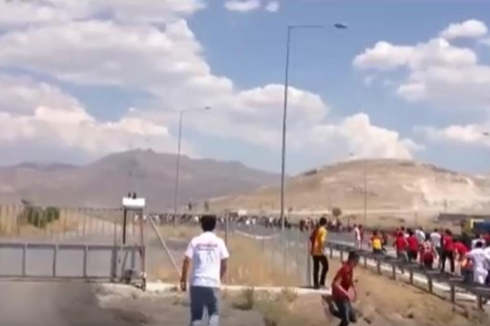 Krvavi pir u Turskoj: Huligani Galate i Bešiktaša sekli i ubadali jedni druge mačetama i vilama! (VIDEO)