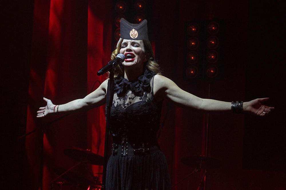 KAD SEVNE SEVE: Zadigla haljinicu i obradovala 600.000 ljudi! (FOTO)