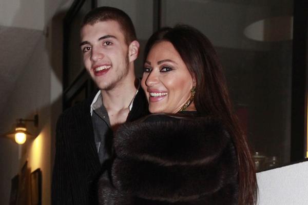 Maša mu se sigurno smeje: Ceca pevala, a Veljko se od blama krio od svih od Guči! (FOTO)