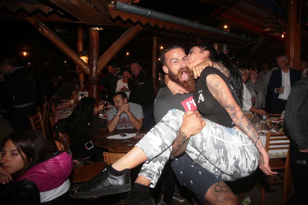 Krunićka u Guči pokazala dečka - drvoseča: Krljali se pijani na sred ulice u Guči, a onda je on... (FOTO)