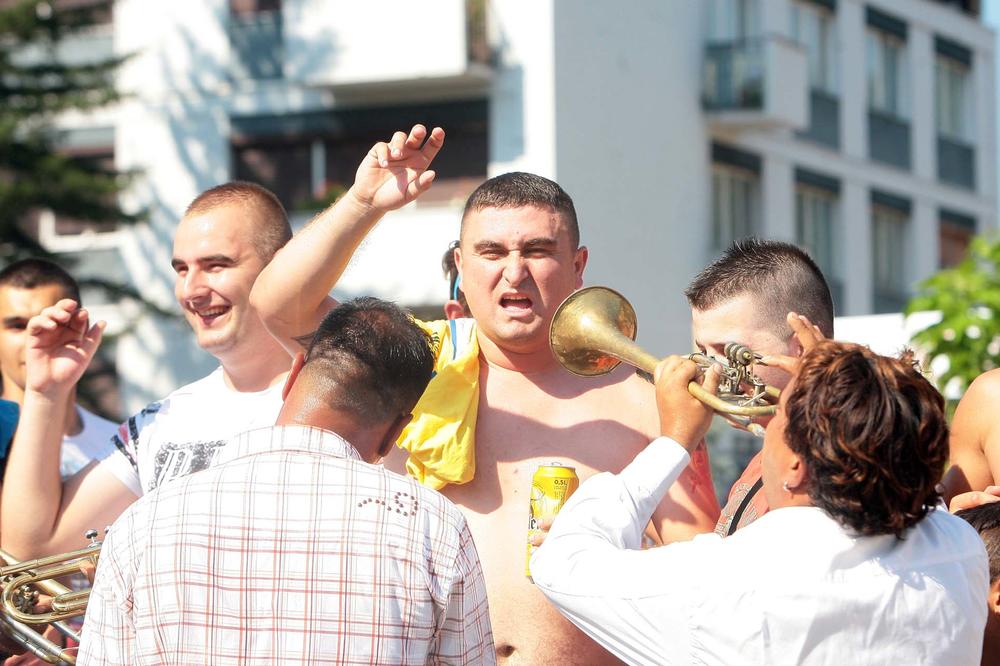 DA LI JE OVO VRHUNAC LUDILA U GUČI! Skinuli se, seli u vozić i veslali u prazno po kiši! A tek onda je počelo ludilo! (VIDEO)