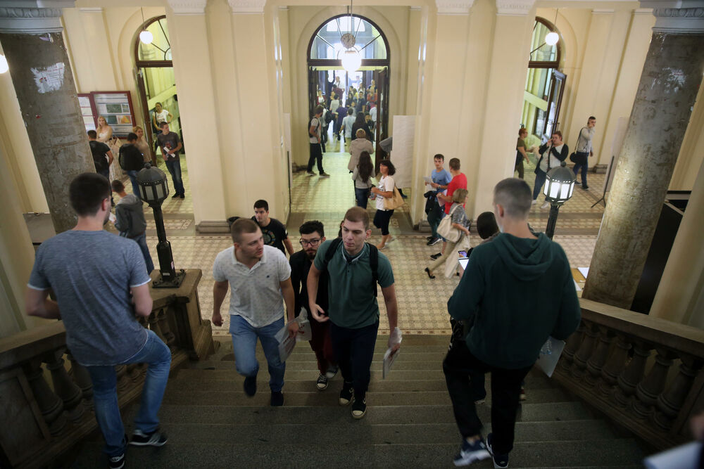 Pominje se Institut za fiziku Beogradskog Univerziteta gde se istražuju bezbednosne tehnologije na osnovu kompleksnih molekularnih struktura krila leptira  