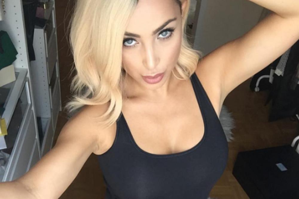 SVIMA ZIMA, NJOJ LETO! Srpska pevačica RASPALILA MUŠKU MAŠTU u kupaćem kostimu! (FOTO)